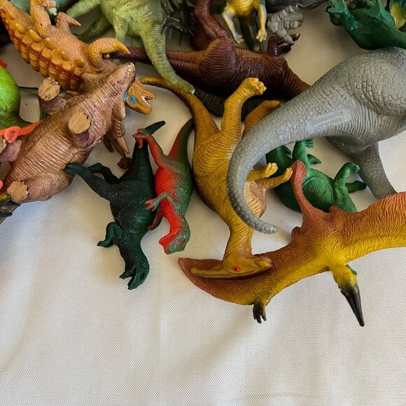 Lot Of 40+ Plastic Dinosaur Figures Assorted Colors & Species Approx 4"-6" Educa - Picture 4 of 8